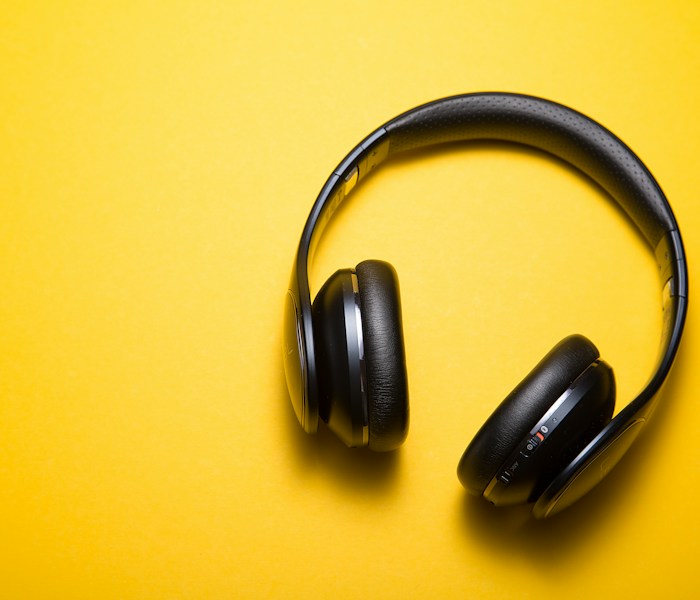 Fones de ouvido sobre fundo amarelo